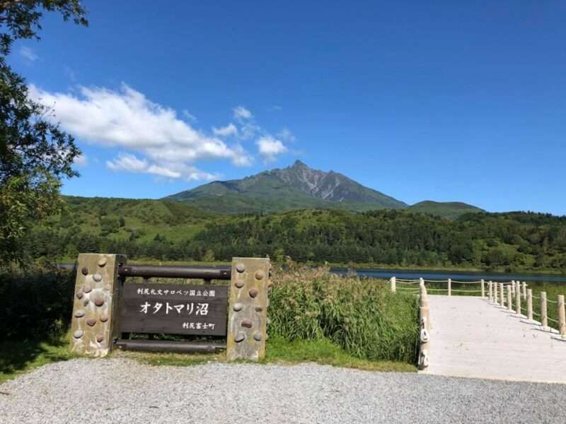 利尻島のオタトマリ沼と利尻山