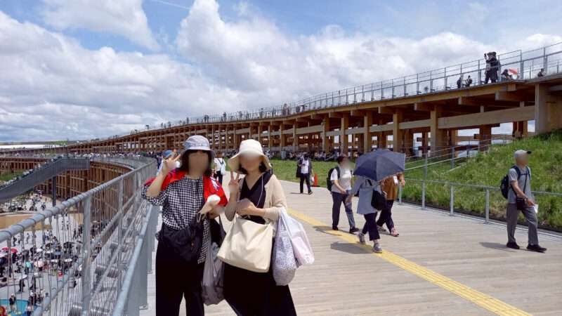 大阪万博2025の大屋根リングの上の写真