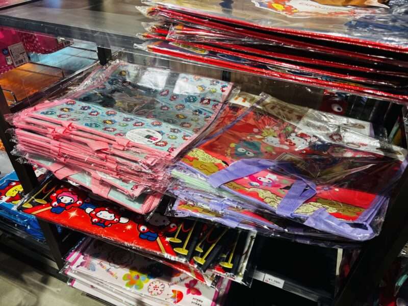 大阪万博2025のショップで売っているキティコラボグッズ