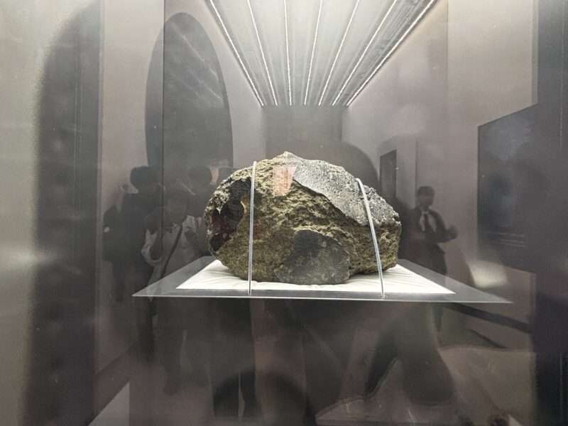 大阪万博２０２５の日本館にある火星の石の展示