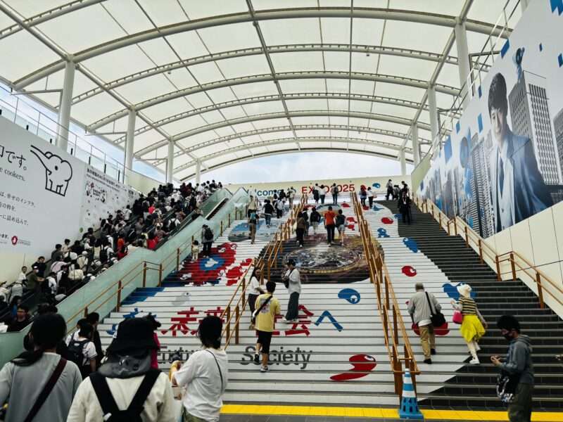 夢洲駅（ゆめしまえき）の万博会場へ向かう階段