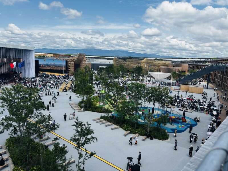 大阪万博2025の大屋根リングの上から見下ろした写真