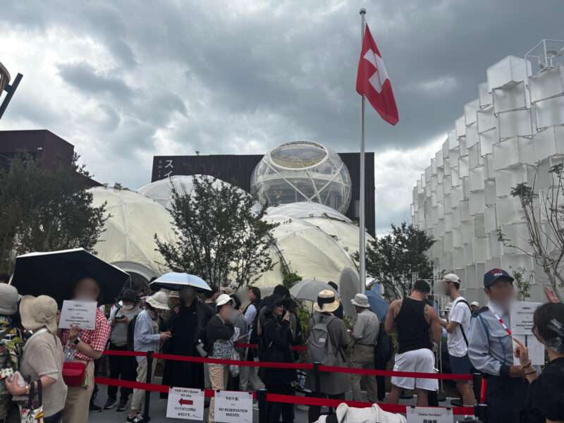 大阪万博2025のスイスパビリオンに並ぶ人たち