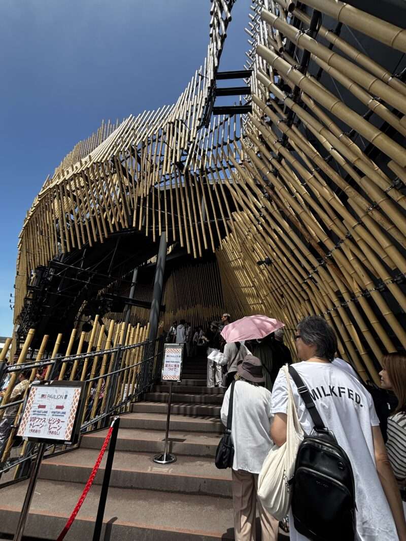 大阪万博2025のマレーシアパビリオンの入口階段