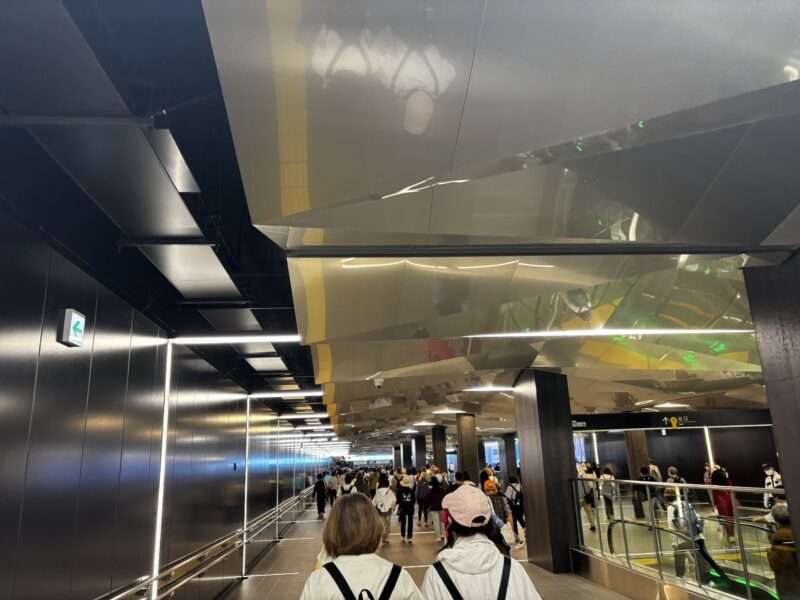 夢洲駅（ゆめしまえき）から万博会場へ向かう写真