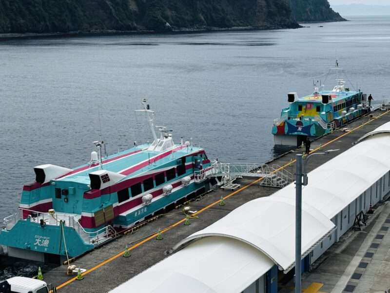 伊豆大島の港に停泊しているジェット船