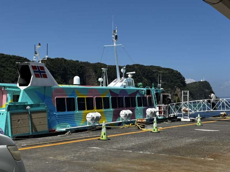 伊豆大島の港でジェット船に乗り込む様子