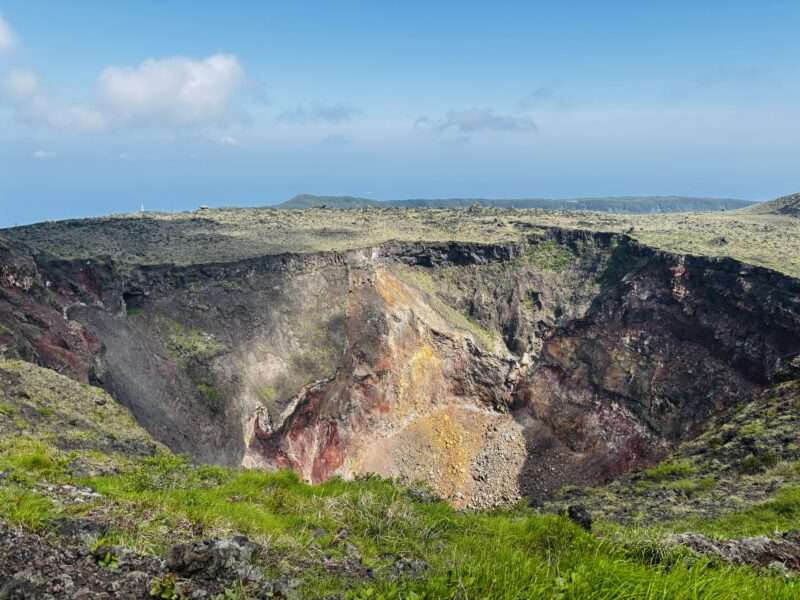 伊豆大島の三原山の火口写真