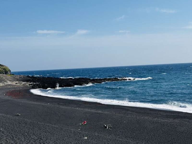 伊豆大島の砂の浜（さのはま）の景色