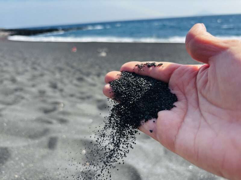 伊豆大島の「砂の浜（さのはま）」黒い砂
