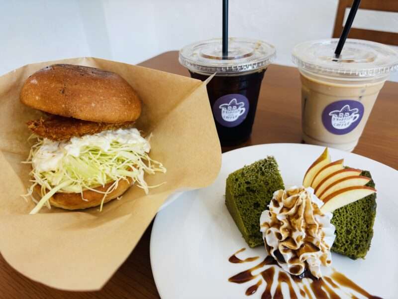伊豆大島のSTARFISH AND COFFEEのハンバーガーと明日葉シフォンケーキ