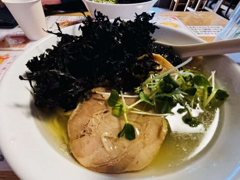 伊豆大島の「らぁ麺 よりみち」の島海苔ラーメン