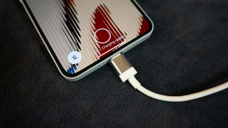 スマホを充電している様子