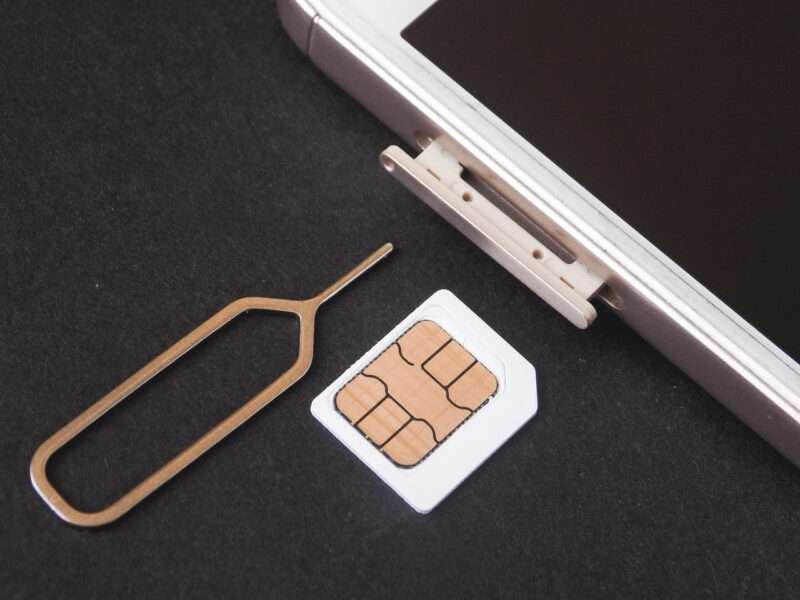 スマホとSIMカードとピン