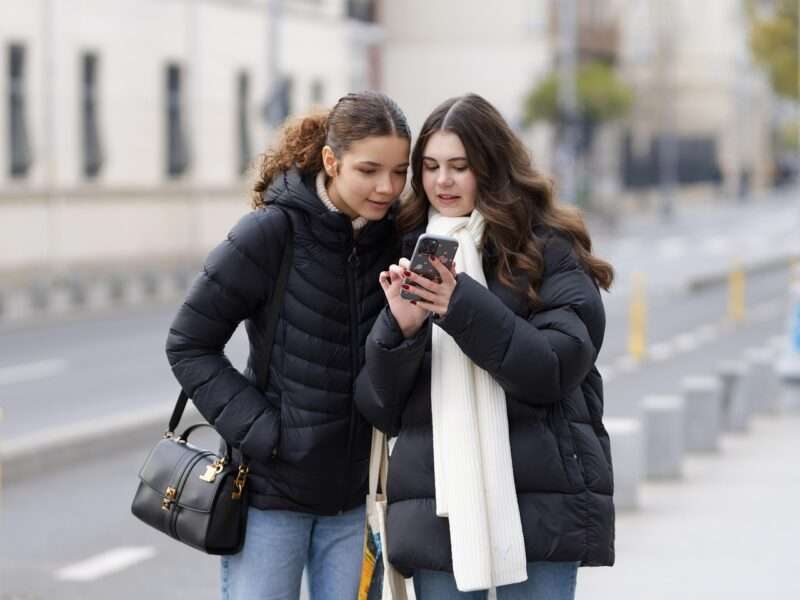 ２人の女性がスマホを一緒に見ている様子