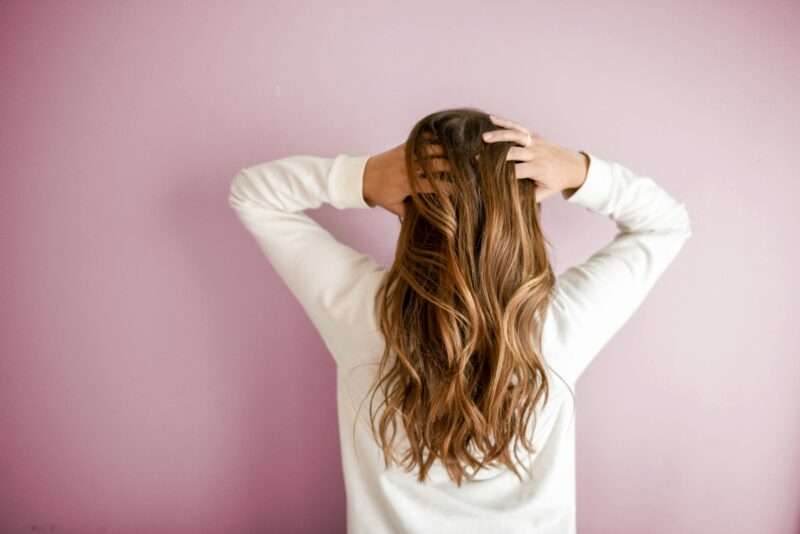 ロングヘアの女性の後ろ姿