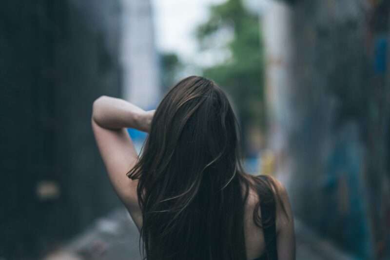 黒いロングヘアの女性の後ろ姿