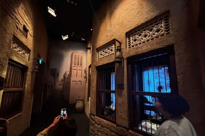 ドバイフレーム1F展示