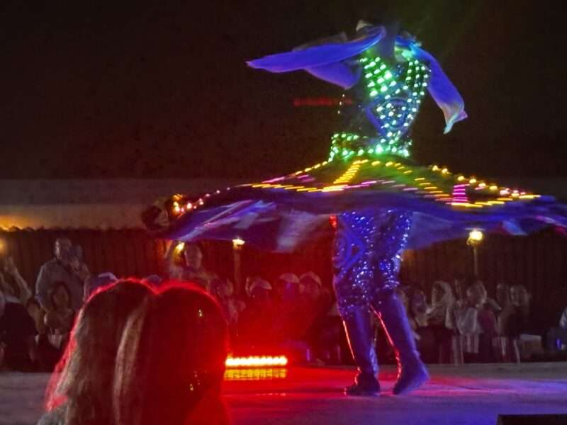 ドバイデザートサファリでのタヌーラダンス