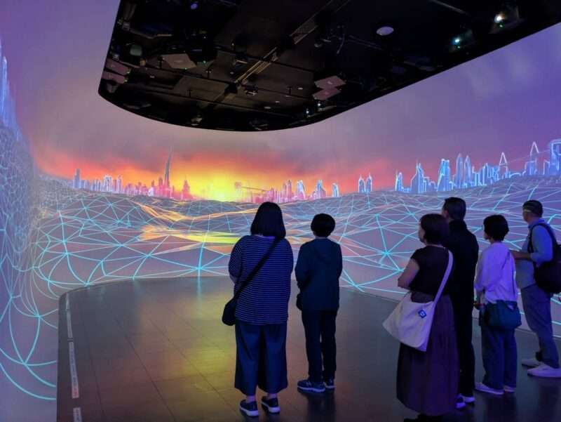 ドバイフレームの1F展示