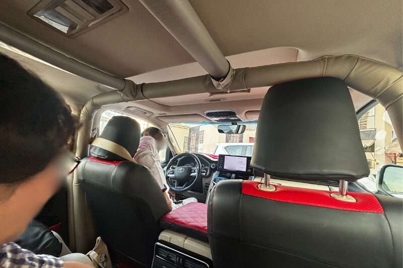 ドバイ砂漠ツアーの４WD車の中