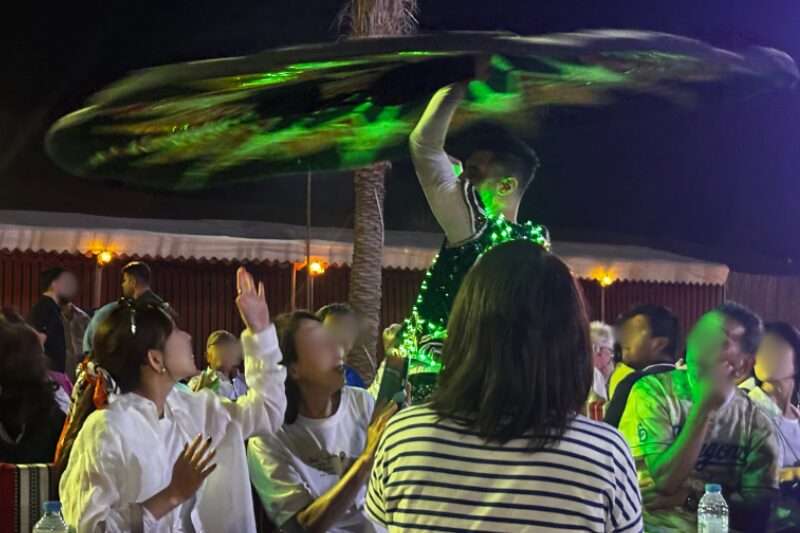 ドバイ砂漠ツアーキャンプサイトのタヌーラダンスショー