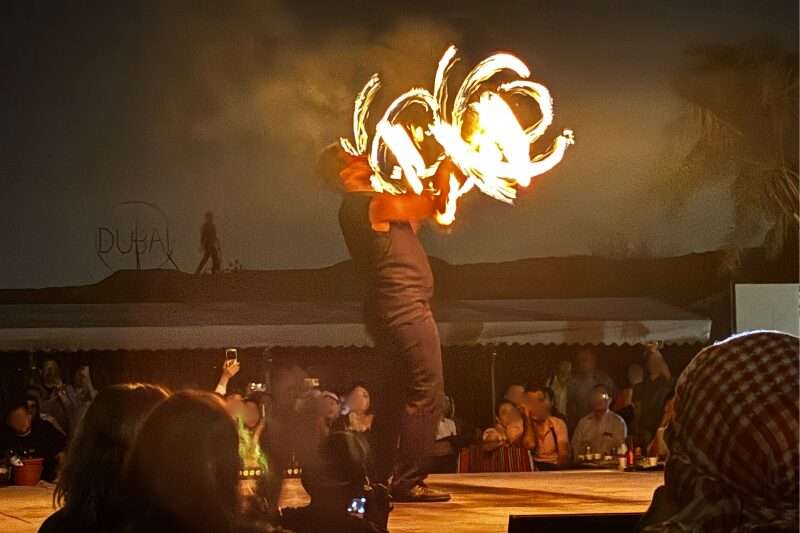ドバイ砂漠ツアーでのファイヤーショー