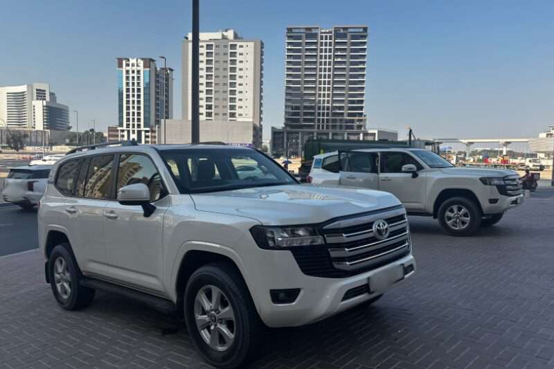 ドバイのホテル脇にランクルがお迎え