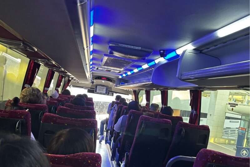 ドバイの貸切バス車内