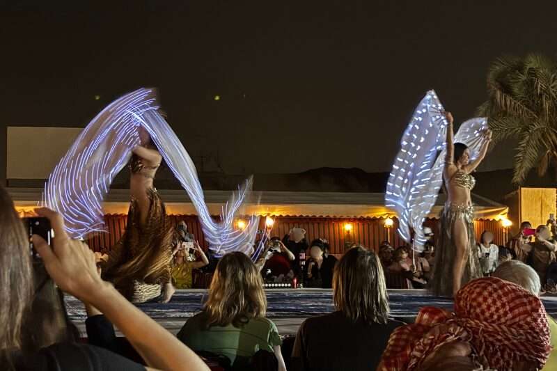 ドバイ砂漠ツアーキャンプサイトのベリーダンスショー