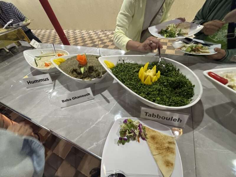 ドバイ砂漠ツアーキャンプサイトのビュッフェ