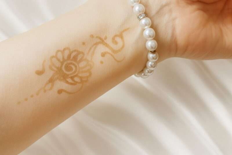 ドバイ砂漠ツアーでのヘナタトゥー体験