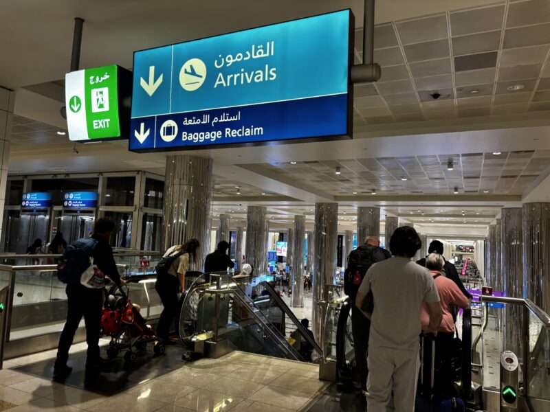 ドバイ空港到着