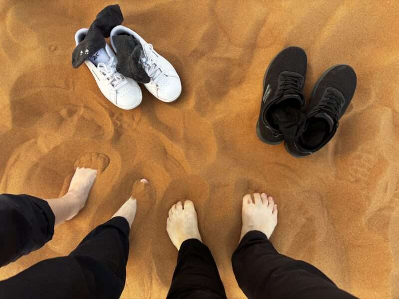 ドバイ砂漠ツアー裸足と砂