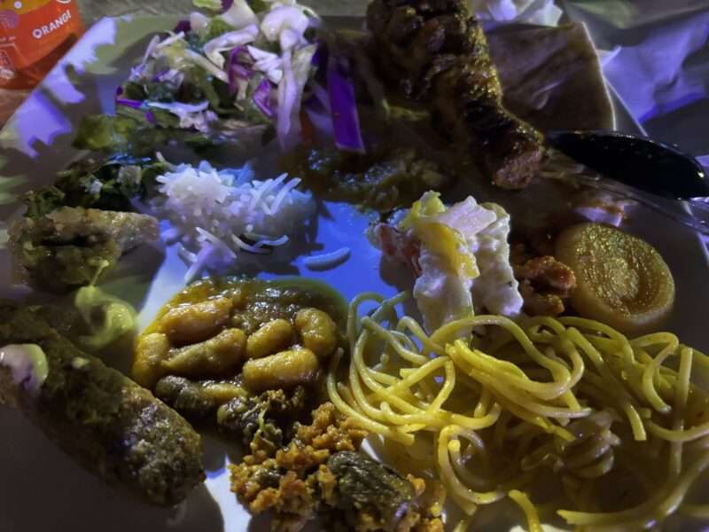 ドバイ砂漠ツアーキャンプサイトのビュッフェ