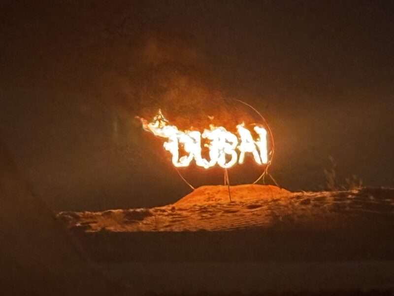 ドバイ砂漠ツアーキャンプサイトのファイヤーショー