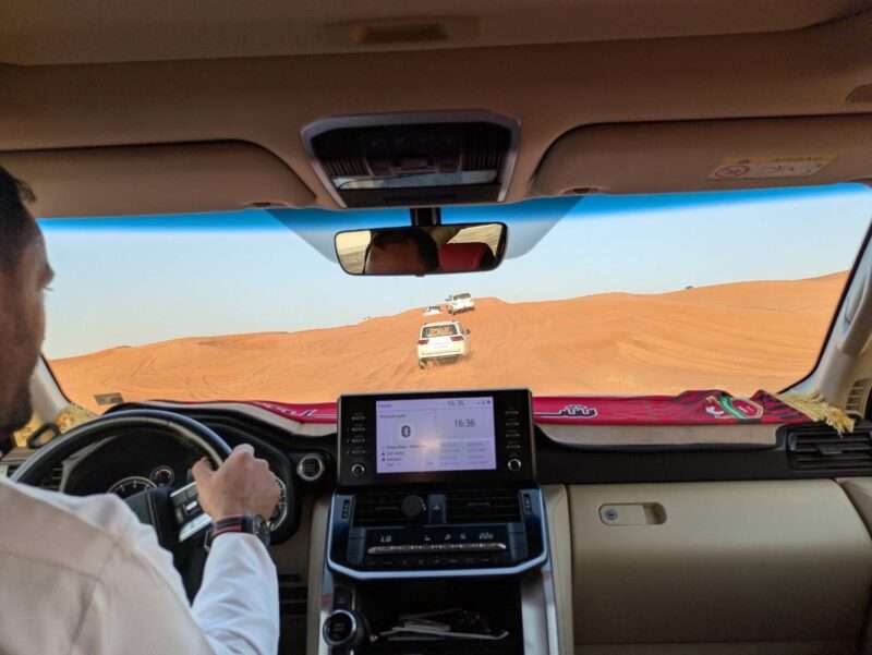 ドバイ砂漠４WD車内