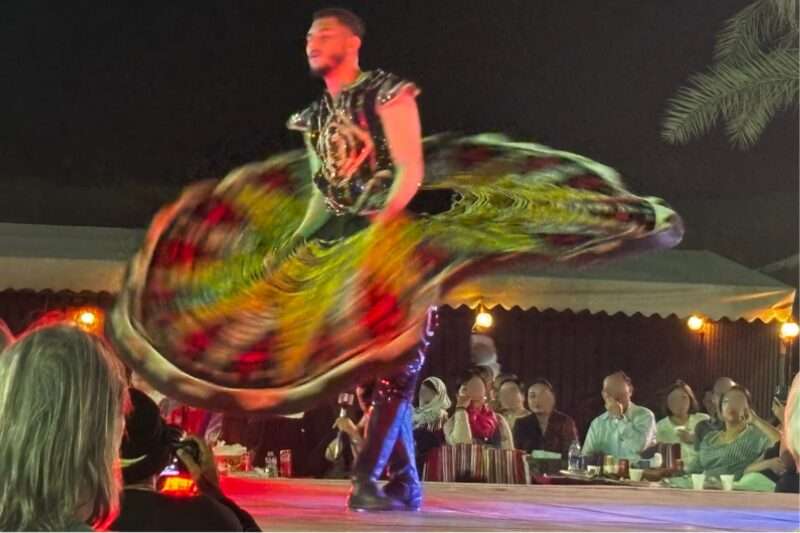 ドバイ砂漠ツアーキャンプサイトのタヌーラダンスショー