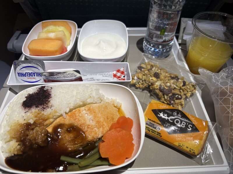 エミレーツ航空エコノミークラス食事（サーモン）