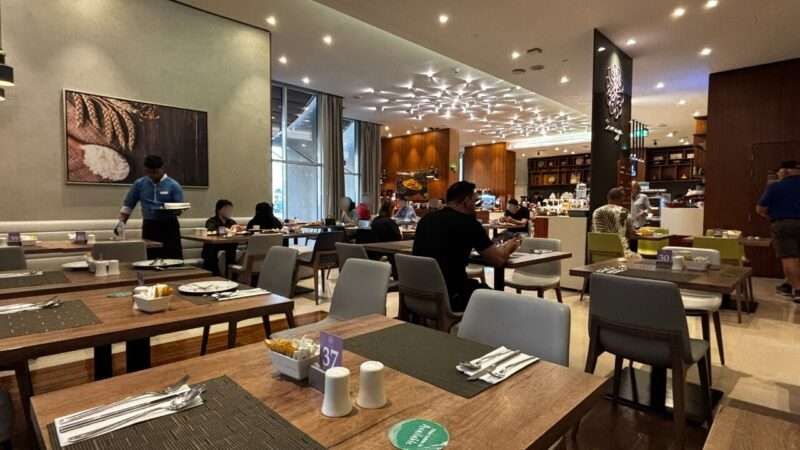 ダブルツリー・バイ・ヒルトン・ドバイ・アル・ジャダフの１階にある食事場所