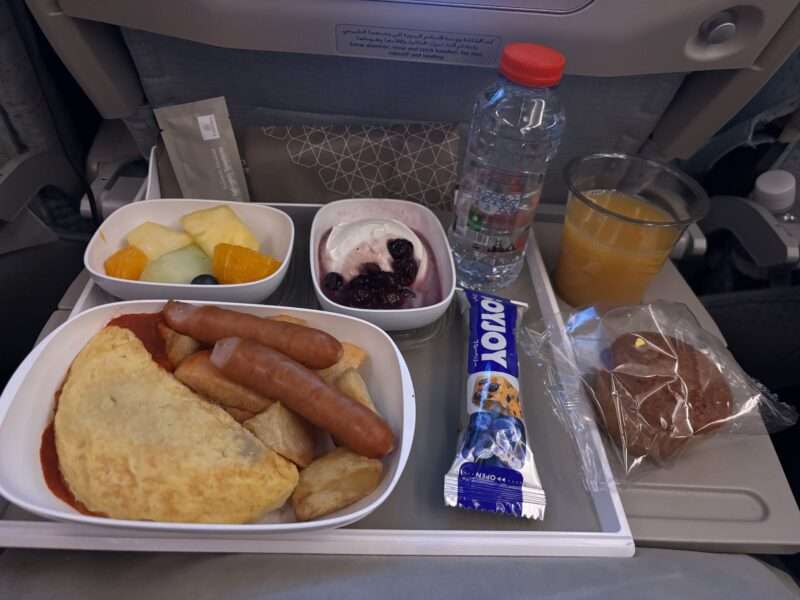 エミレーツ航空エコノミークラス食事（オムレツ）