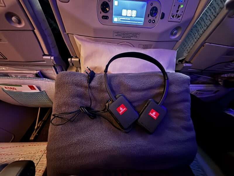 エミレーツ航空エコノミークラスにある枕、ブランケット、ヘッドフォン