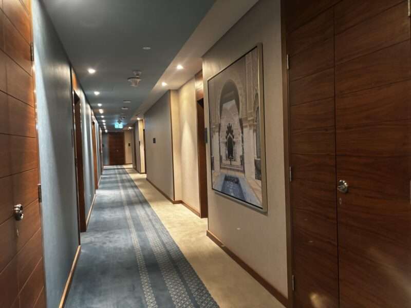 ドバイのホテル「ダブルツリー・バイ・ヒルトン・ドバイ・アルジャダフ」廊下