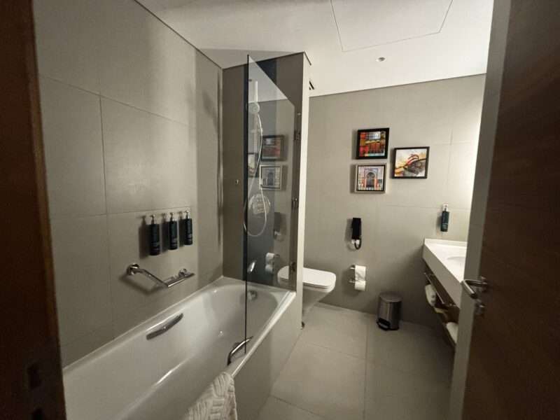 ドバイのホテル「ダブルツリー・バイ・ヒルトン・ドバイ・アルジャダフ」お風呂