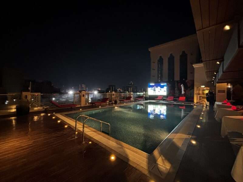 ドバイのホテル「ダブルツリー・バイ・ヒルトン・ドバイ・アルジャダフ」屋上プール