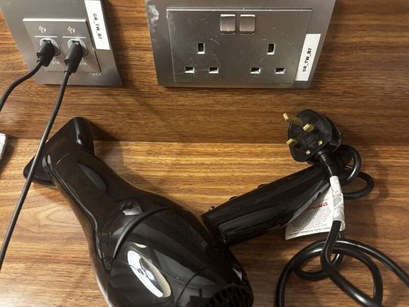 ダブルツリー・バイ・ヒルトン・ドバイ・アルジャダフ客室のドライヤーとコンセント