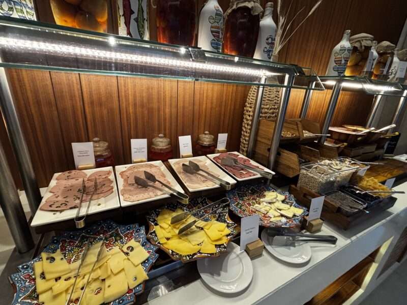 ダブルツリー・バイ・ヒルトン・ドバイ・アルジャダフのビュッフェ