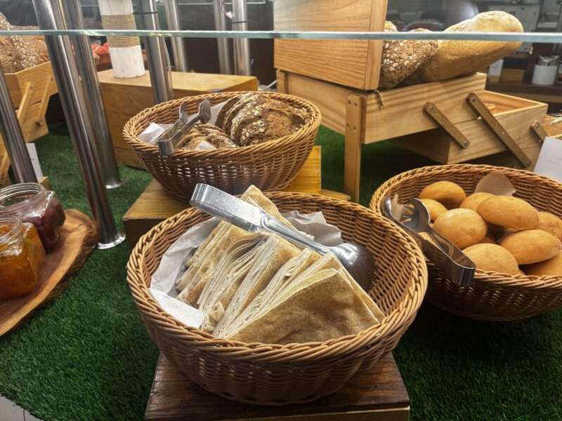 ダブルツリー・バイ・ヒルトン・ドバイ・アルジャダフのビュッフェ