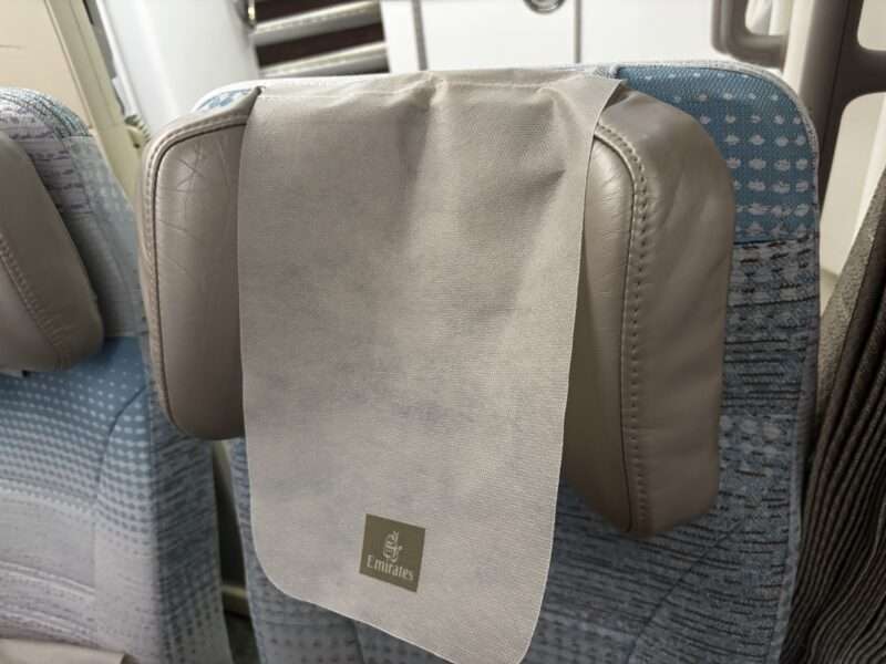 エミレーツ航空エコノミークラスの座席のヘッドレスト
