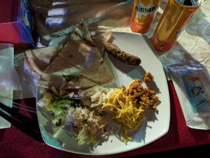 ドバイ砂漠ツアーキャンプサイトでの食事